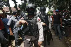 TINGKAT KESELAMATAN: Tiga individu yang ditembak oleh anggota polis Indonesia di kawasan kejiranan Puri Serpong 2 di Tangerang Selatan, wilayah Banten, dikenali sebagai 'Omen', 'Helmi' dan 'Irwan' sementara yang diberkas dikenali sebagai 'Adam' - Foto EPA