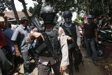 TINGKAT KESELAMATAN: Tiga individu yang ditembak oleh anggota polis Indonesia di kawasan kejiranan Puri Serpong 2 di Tangerang Selatan, wilayah Banten, dikenali sebagai 'Omen', 'Helmi' dan 'Irwan' sementara yang diberkas dikenali sebagai 'Adam' - Foto EPA
