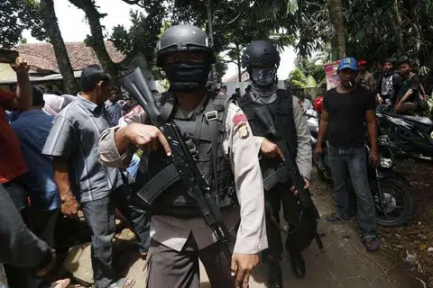 TINGKAT KESELAMATAN: Tiga individu yang ditembak oleh anggota polis Indonesia di kawasan kejiranan Puri Serpong 2 di Tangerang Selatan, wilayah Banten, dikenali sebagai 'Omen', 'Helmi' dan 'Irwan' sementara yang diberkas dikenali sebagai 'Adam' - Foto EPA