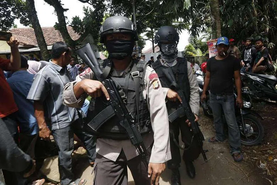 TINGKAT KESELAMATAN: Tiga individu yang ditembak oleh anggota polis Indonesia di kawasan kejiranan Puri Serpong 2 di Tangerang Selatan, wilayah Banten, dikenali sebagai 'Omen', 'Helmi' dan 'Irwan' sementara yang diberkas dikenali sebagai 'Adam' - Foto EPA