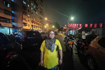 PUAS HATI: Cik Nurul Aini berpuas hati pangsapuri tempat keluarganya tinggal kini sudah menjalani pelbagai kerja peningkatan selepas menghadapi pelbagai masalah sebelum ini seperti masalah sampah, keadaan yang kotor dan lif rosak. - Foto-foto BH oleh NORMAN SAWI 