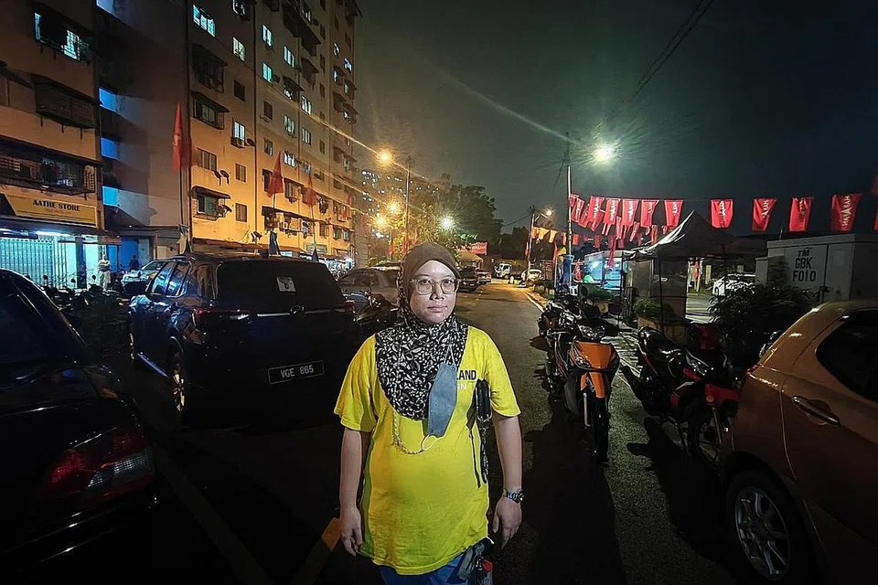 PUAS HATI: Cik Nurul Aini berpuas hati pangsapuri tempat keluarganya tinggal kini sudah menjalani pelbagai kerja peningkatan selepas menghadapi pelbagai masalah sebelum ini seperti masalah sampah, keadaan yang kotor dan lif rosak. - Foto-foto BH oleh NORMAN SAWI 