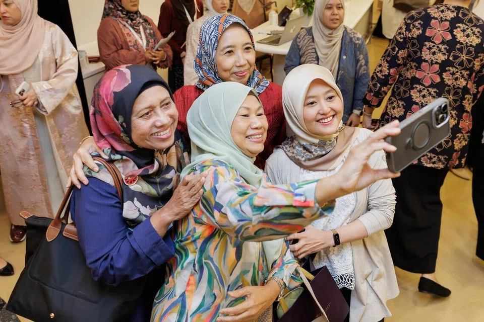 Menteri Negara (Penerangan dan Pembangunan Digital merangkap Kesihatan), Cik Rahayu Mahzam (depan, kanan), dan Ketua Pegawai Eksekutif (CEO) PPIS, Cik Aidaroyani Adam (belakang, berbaju merah), bergambar bersama hadirin semasa pelancaran program, ‘PPIS Women LeadHers’,  pada 16 Julai.