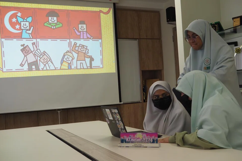 Pelajar menghadiri kelas animasi yang dibimbing oleh pelajar jurusan media dari politeknik tempatan untuk menghasilkan penyertaan mereka.