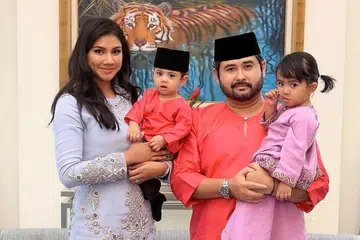RAJA MUDA: Tunku Mahkota Johor, Tunku Ismail, dan isteri beliau, Che Puan Khaleeda, masing-masing mendukung puteri dan putera mereka, Tunku Khalsom Aminah Sofiah dan Tunku Iskandar, yang dilantik sebagai Raja Muda Johor oleh Sultan Ibrahim. - Foto FACEBOOK/SULTAN IBRAHIM SULTAN ISKANDAR