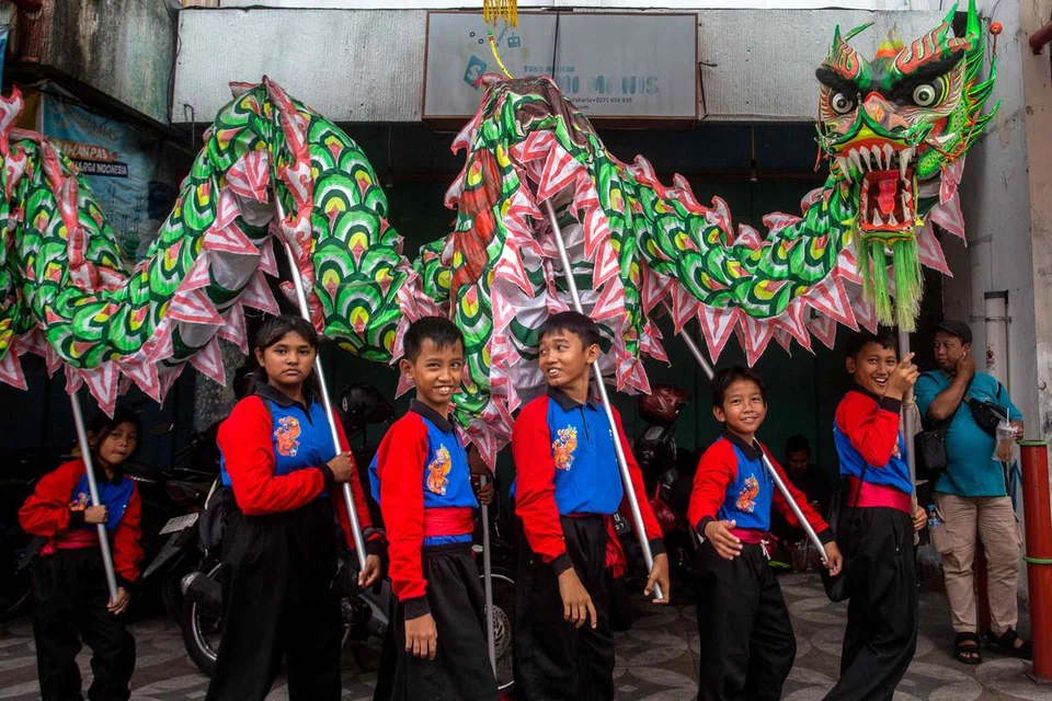 Peserta menunggu giliran membuat persembahan di jalanan semasa festival Grebeg Sudiro, sebahagian daripada sambutan Tahun Baru Cina, di Solo, Jawa Tengah, Indonesia pada 26 Januari. 