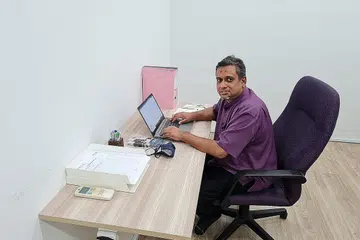 SUMBANGAN DIIKTIRAF: Penolong pengurus sumber manusia di Ministry Holdings Encik Anshari Moideen Kutty menerima anugerah di majlis Anugerah Perikatan Tiga Pihak 2021 baru-baru ini kerana usaha dan sumbangannya dalam menjadikan tempat kerja lebih inklusif dari segi usia. - Foto MINISTRY HOLDINGS