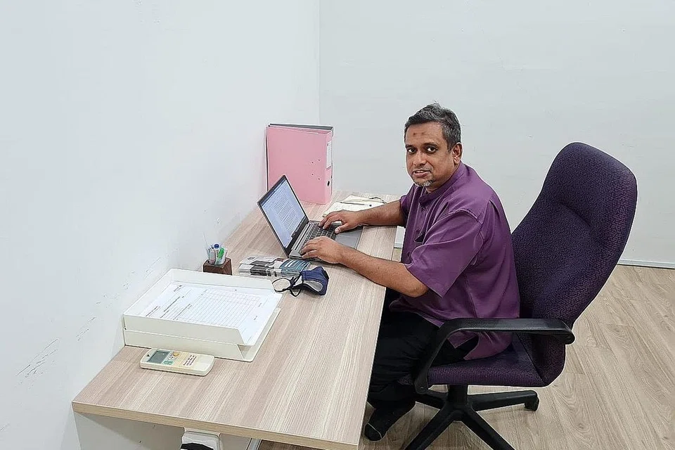 SUMBANGAN DIIKTIRAF: Penolong pengurus sumber manusia di Ministry Holdings Encik Anshari Moideen Kutty menerima anugerah di majlis Anugerah Perikatan Tiga Pihak 2021 baru-baru ini kerana usaha dan sumbangannya dalam menjadikan tempat kerja lebih inklusif dari segi usia. - Foto MINISTRY HOLDINGS