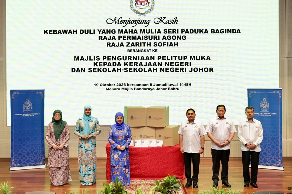 Raja Permaisuri Agong, Raja Zarith Sofiah (tiga dari kiri), bersama Che’ Puan Mahkota Khaleeda Johor (dua dari kiri), ketika Majlis Pengurniaan Pelitup Muka kepada Kerajaan Negeri Johor.