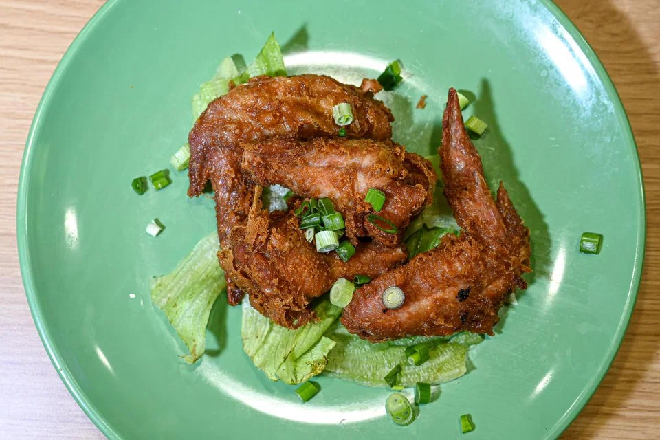 Ayam Har Cheong Gai yang diperap dengan udang kering mempunyai rasa masin yang menyerlah. Harganya $3.50 untuk empat keping. 