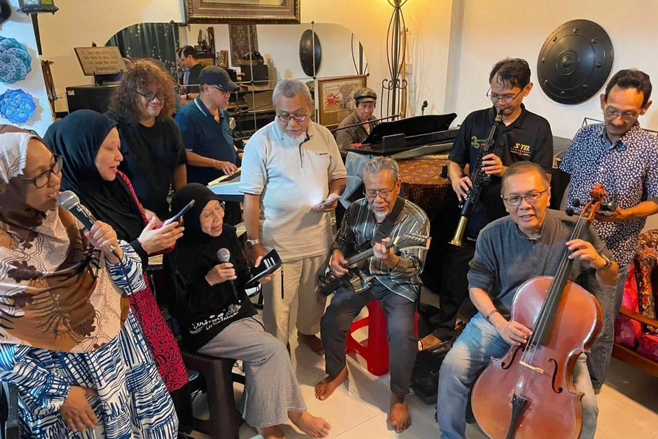 KELUARGA SENI: Encik Amrhan (tengah berdiri, berbaju kelabu) gemar berkumpul bersama adik-beradik dan sepupunya sambil  jamming demi merapatkan talian kekeluargaan sesama mereka. 