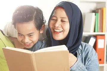BANTU PERKAYA BAHASA IBUNDA ANAK: Projek Impak Tadika Singapura (Skip) turut mendapati bahawa membaca buku dalam bahasa ibunda di rumah boleh menyumbang kepada perbendaharaan kata kanak-kanak di K1. - Foto ISTOCKPHOTO