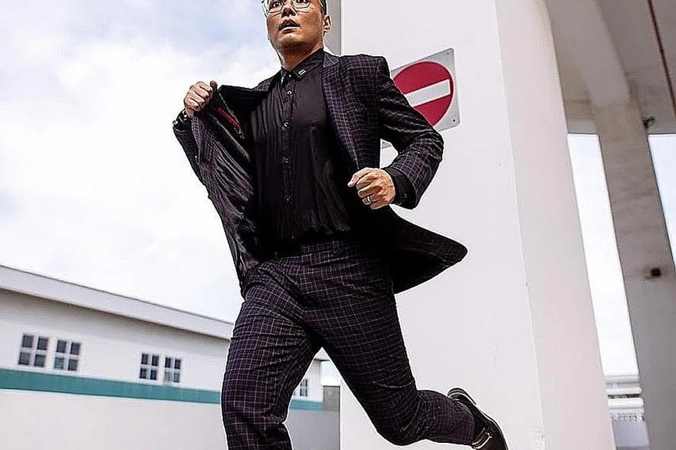 TERTARIK PADA IRAMA 'FUNK': Selepas dua kali terlibat dalam acara Esplanade yang menyelongkar muzik nostalgia, Hyrul Anuar melakukan kajian tentang muzik 'big band' 1970-an lantas terdorong menghasilkan lagu memuja wanita, Gadis Tumit Tinggi. - Foto ihsan HYRUL ANUAR