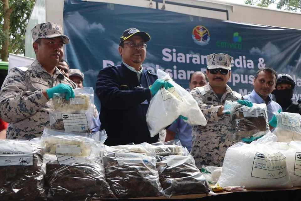 DADAH DILUPUS: Timbalan Ketua Pengarah Agensi Penguatkuasaan Maritim Malaysia (Pengurusan), Encik Khairul Anwar Bachok (dua dari kiri), menunjukkan dadah yang dirampas dan dilupus menggunakan kaedah pembakaran melalui inkubator di Port Dickson, Negeri Sembilan, pada Rabu.