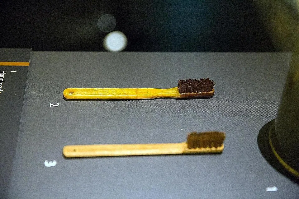 KISAH POW JEPUN DI CCM: Berus gigi tawanan perang (POW) yang diperbuat daripada buluh dan sabut kelapa. - Foto CCM