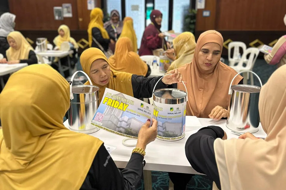 Sukarelawan daripada unit Muslimah di Masjid Ar-Raudhah bersatu hati dan membantu menyiapkan tabung derma bagi acara pada 20 Disember.