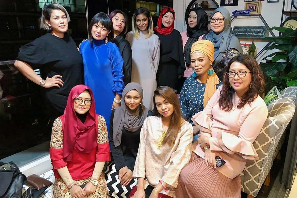 MERAIKAN TAMU: Usahawan Fatimah Mohsin (Gambar atas, berbaju hitam berdiri paling kiri) gembira menerima kunjungan teman-teman dan pekerjanya. - Foto FACEBOOK/FATIMAH MOHSIN