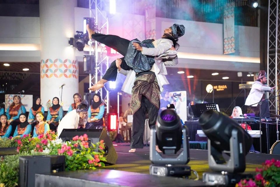 Persembahan silat penuh tenaga mencerminkan satu lagi cabang kesenian Melayu yang padat dengan nilai warisan.