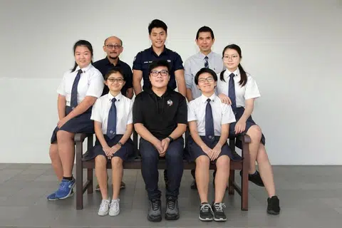 (Mengikut putaran jam, dari kiri) Pelajar Sekolah Tinggi Dunman Cik Zhang Yiying, Guru Sekolah Tinggi Dunman Encik Ang Eng Choon, pegawai perkhidmatan negara sepenuh Masa (NSF)SCDF Encik Daniel Wong, bekas pelajar Sekolah Tinggi Dunman Encik Ken Teo Rong Jye, pelajar Sekolah Tinggi Dunman Cik Liau Xuan Xuan Valerie, Cik Lim Qi Yang, mangsa Encik Koh Aik Koon, and Cik Ng Wen Min. Foto BH oleh ALPHONSUS CHERN.