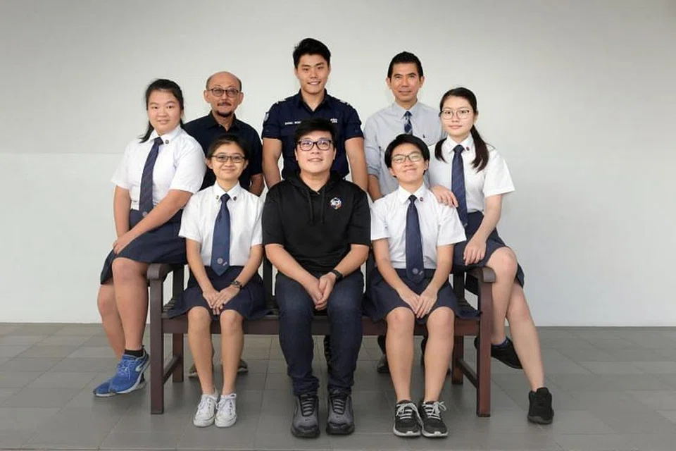 (Mengikut putaran jam, dari kiri) Pelajar Sekolah Tinggi Dunman Cik Zhang Yiying, Guru Sekolah Tinggi Dunman Encik Ang Eng Choon, pegawai perkhidmatan negara sepenuh Masa (NSF)SCDF Encik Daniel Wong, bekas pelajar Sekolah Tinggi Dunman Encik Ken Teo Rong Jye, pelajar Sekolah Tinggi Dunman Cik Liau Xuan Xuan Valerie, Cik Lim Qi Yang, mangsa Encik Koh Aik Koon, and Cik Ng Wen Min. Foto BH oleh ALPHONSUS CHERN.