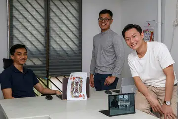 INGIN HURAIKAN MASALAH: (Dari kiri) Encik Fadhil, Encik Muhammad Afiq Osman dan Encik Lucas Cheong berharap aplikasi yang dibina mampu mengatasi cabaran latihan yang dialami banyak perniagaan. - Foto BH oleh YONG LI XUAN