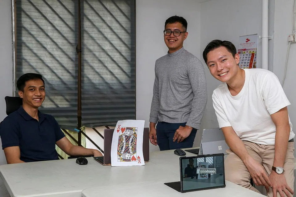 INGIN HURAIKAN MASALAH: (Dari kiri) Encik Fadhil, Encik Muhammad Afiq Osman dan Encik Lucas Cheong berharap aplikasi yang dibina mampu mengatasi cabaran latihan yang dialami banyak perniagaan. - Foto BH oleh YONG LI XUAN