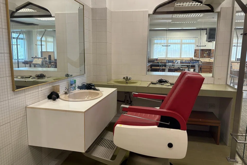 Ruang khas sudut gunting rambut di tingkat bawah Galeria Sri Perdana, Kuala Lumpur, menjadi tempat kegemaran Tun Dr Mahathir Mohamad untuk memastikan kekemasan diri sentiasa terjaga.