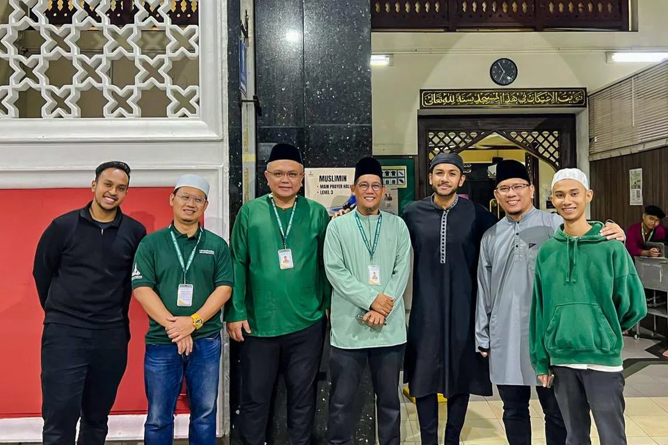 DAPAT PERHATIAN: Pengerusi Masjid Alkaff Kampung Melayu, Encik Mohamed Faizul Othman (empat dari kanan) bergambar bersama Taufik Batisah (tiga dari kanan),  ahli jawatankuasa masjid dan ahli Al Fajr Sg pada 20 Januari lalu. 