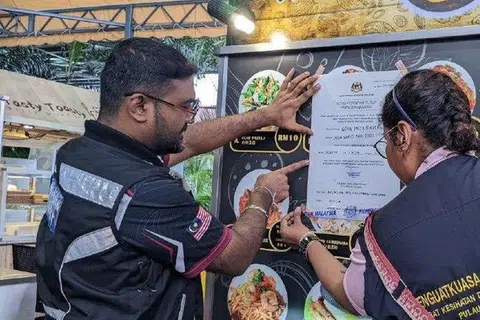Pegawai Penguat Kuasa Pejabat Kesihatan Daerah Timur Laut dan KPDN melakukan pemeriksaan terhadap gerai di medan selera New World Park, Jalan Burma, Georgetown, Pulau Pinang.