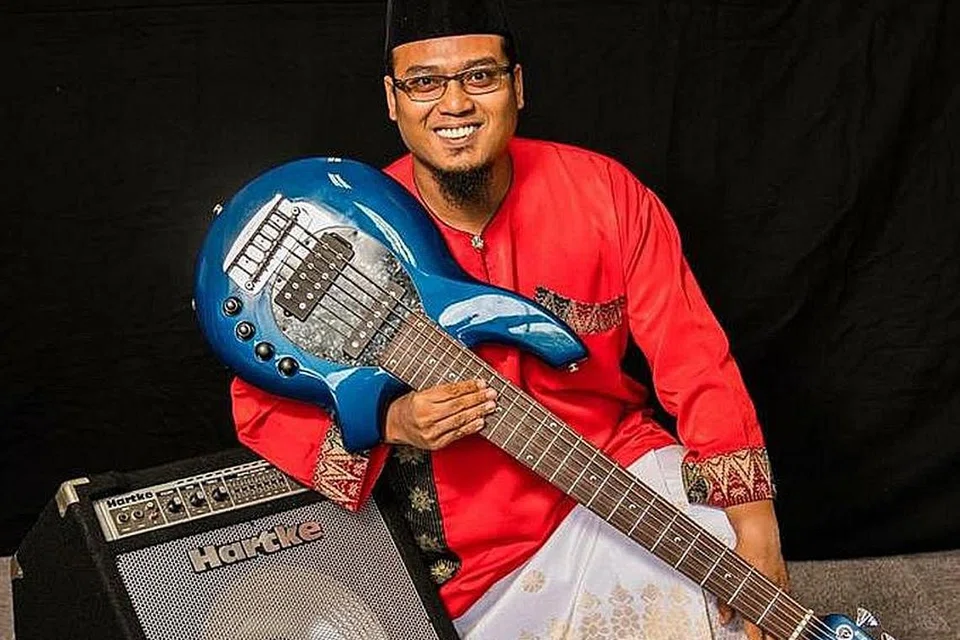 PROJEK MURNI: Encik Md Amin (gambar atas) dan anggota yang terlibat dengan projek Aspirasi Inspirasi melalui lagu 'cover' Luluh dari Khai Bahar. - Foto-foto ihsan MD AMIN ABD RAHMAN