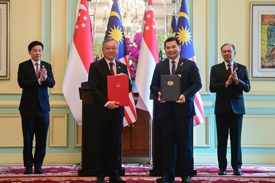 Timbalan Perdana Menteri merangkap Menteri Perdagangan dan Perusahaan, Encik Gan Kim Yong (dua dari kiri) saling tukar Memorandum Persefahaman (MOU) mengenai kerjasama penangkapan dan penyimpanan karbon rentas sempadan bersama Menteri Ekonomi Malaysia, Encik Rafizi Ramli (dua dari kanan), sambil disaksikan Perdana Menteri Lawrence Wong (kiri) dan Perdana Menteri Malaysia, Datuk Seri Anwar Ibrahim (kanan), semasa Rahat Pemimpin Malaysia-Singapura ke-11 di Putrajaya pada 7 Januari.