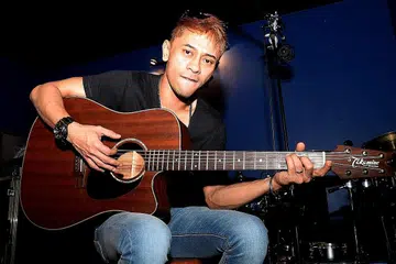 IMPIKAN KONSERT BERSAMA AYAH DAN ADIK: Iskandar Ismail, yang lebih mesra dengan panggilan Eiss, berharap dapat bergabung tenaga dengan ayahnya, R. Ismail, dan adiknya, Elfee, dalam satu konsert yang mengetengahkan kekuatan vokal mereka masing-masing. - Foto JOHARI RAHMAT