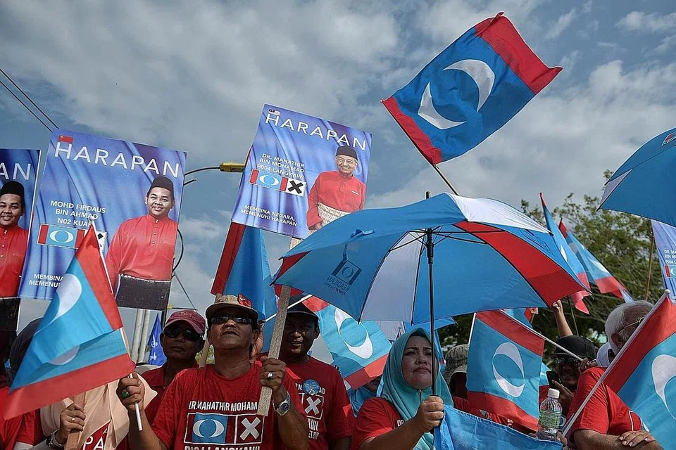 MUNGKIN BOLEH BERI KEJUTAN: Pakatan Harapan dan Parti Warisan Sabah mungkin boleh membuat beberapa kejutan, tetapi ia dirasa tidak cukup untuk mengalahkan Barisan Nasional. - Foto fail 