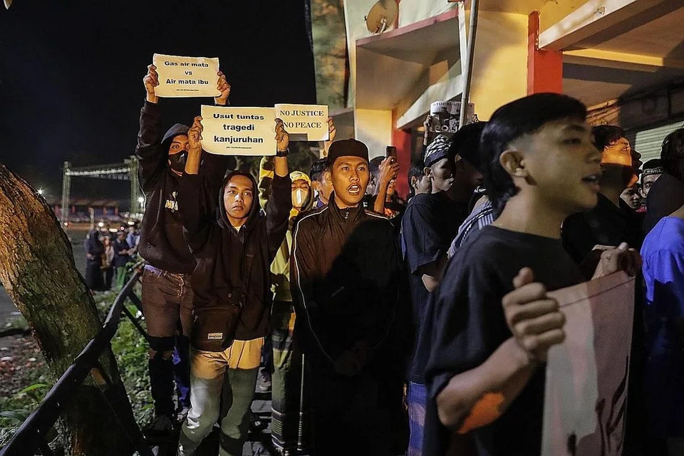TUNTUT SIASATAN: Orang ramai mengadakan bantahan menuntut pemerintah mengadakan siasatan segera berkaitan kejadian di Stadium Kanjuruhan di Malang, Jawa Timur.