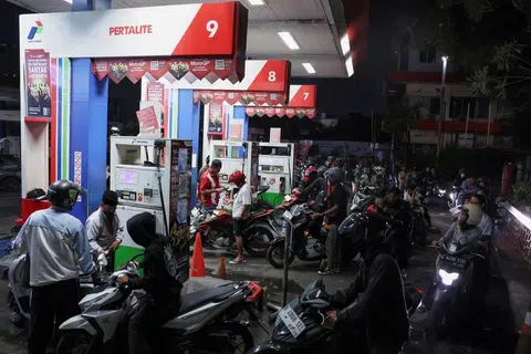 Barisan panjang, Pertamina, Jakarta, Riau, Kekurangan bahan api