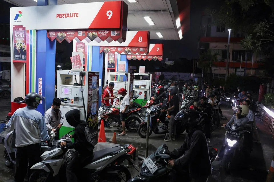 Barisan panjang, Pertamina, Jakarta, Riau, Kekurangan bahan api