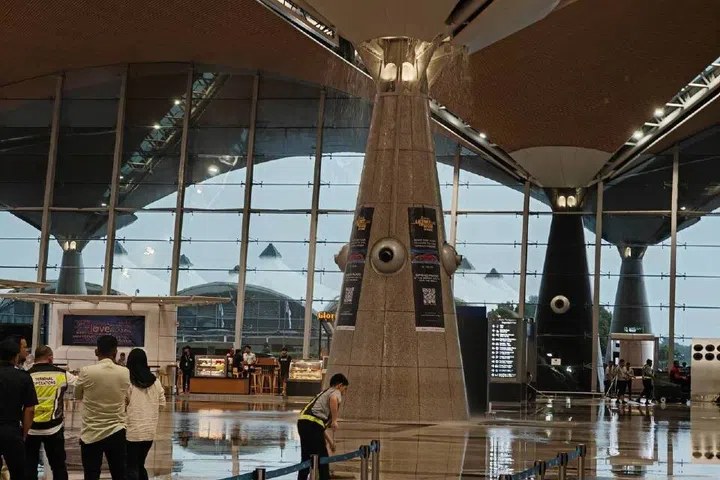 Video dan gambar tular memaparkan siling di Lapangan Terbang Antarabangsa Kuala Lumpur (KLIA) mengalami kebocoran susulan hujan lebat pada 14 November 2025.