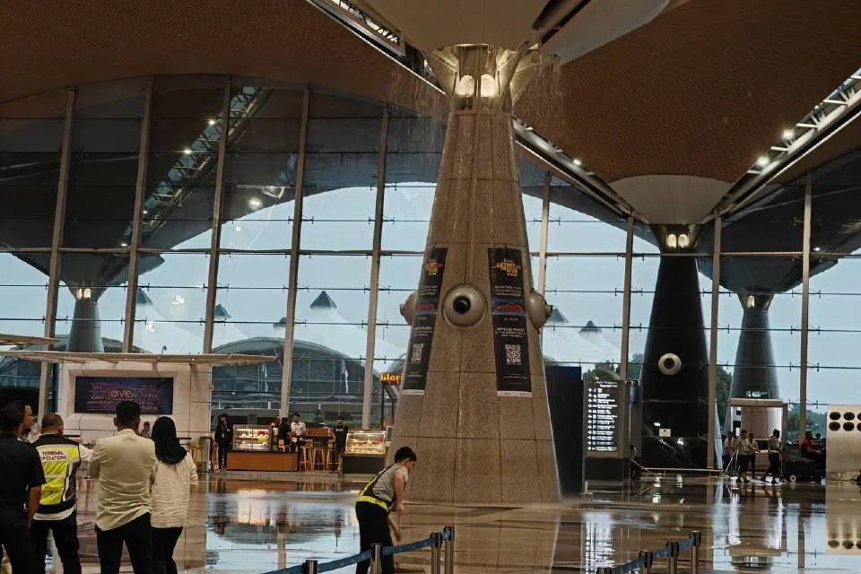 Video dan gambar tular memaparkan siling di Lapangan Terbang Antarabangsa Kuala Lumpur (KLIA) mengalami kebocoran susulan hujan lebat pada 14 November 2025.