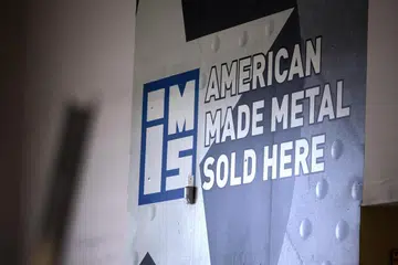 Sebuah papan tanda menunjukkan logam buatan Amerika Syarikat untuk dijual di sebuah syarikat pembekal logam di Burbank, California, Amerika Syarikat, pada 11 Mac 2025. Presiden Amerika Syarikat Donald Trump, sejak beberapa hari lalu mencadangkan pelbagai kadar tarif ke atas import keluli dan aluminium dari Canada.