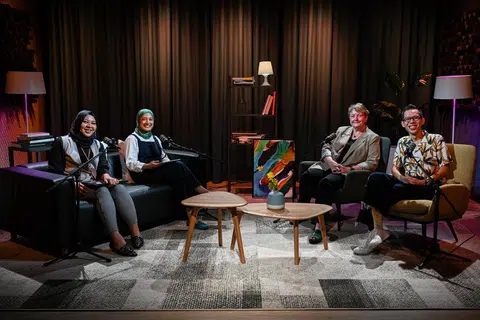 Cik Berit Karlsen (dua dari kanan) dan Encik Melvin Choo (paling kanan), berkongsi sebab mereka belajar bahasa Melayu dalam satu episod podcast NoTapis bersama Koresponden Berita Harian, Cik Rubiah Mohd (kiri), dan juga penerbit dan penyampai podcast, Cik Natasha Mustafa.