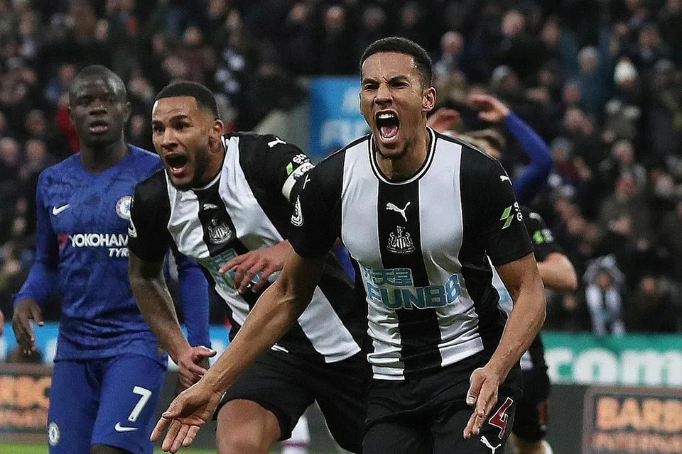 CHELSEA TEWAS: Pemain Newcastle United, Isaac Hayden (kanan) meraikan gol jaringannya bersama Jamaal Lascelles sedang pemain Chelsea, N'Golo Kante kelihatan kecewa. Chelsea tewas 0-1 di St James' Park. - Foto REUTERS