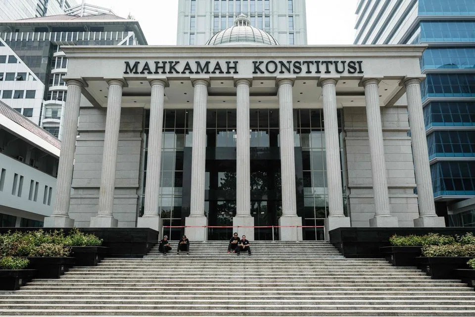 PUTUSKAN PETISYEN:  Mahkamah Perlembagaan Indonesia akan bersidang minggu depan bagi memutuskan petisyen yang bertujuan menurunkan umur minimum calon presiden dan naib presiden dalam pilihan raya tahun 2024. 