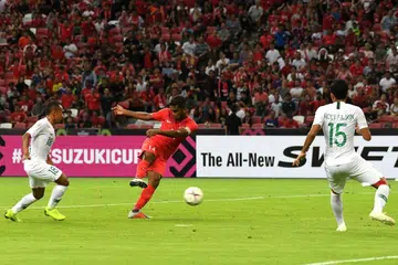 SINGA KALAHKAN GARUDA: Hariss Harun (kanan) menjaringkan gol sulung Singapura semasa perlawanan pembukaan Kumpulan B Piala Suzuki AFF antara Singapura dengan Indonesia di Stadium Negara di Singapura pada 9 November 2018. 