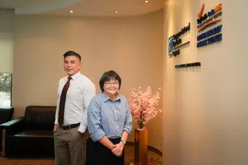 Pengkaji utama, Kajian Penilaian Jangka Panjang Rawatan Atropin (Atlas), Profesor Madya Marcus Ang (kiri) dan Ketua Jabatan Oftalmologi Pediatrik dan Strabismus Dewasa di SNEC, Profesor Madya Audrey Chia, berkata kajian mendapati  titisan mata atropin selamat digunakan untuk merawat masalah rabun jauh dalam kalangan kanak-kanak. 