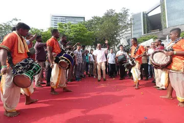MERIAH SAMBUT THAIPUSAM: Encik Shanmugam (tengah) bertemu dengan ahli muzik daripada kumpulan Siva Mayam Urumi Melam di salah satu tapak muzik secara langsung di Bras Basah Road dekat Sekolah Seni Singapura (Sota). - Foto BH oleh TIMOTHY DAVID