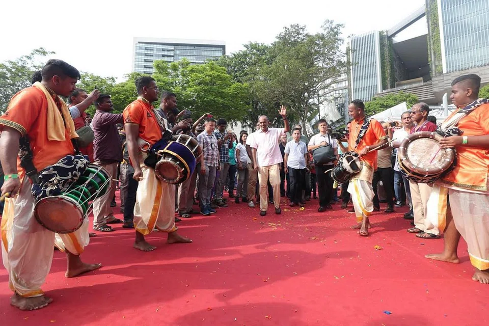 MERIAH SAMBUT THAIPUSAM: Encik Shanmugam (tengah) bertemu dengan ahli muzik daripada kumpulan Siva Mayam Urumi Melam di salah satu tapak muzik secara langsung di Bras Basah Road dekat Sekolah Seni Singapura (Sota). - Foto BH oleh TIMOTHY DAVID