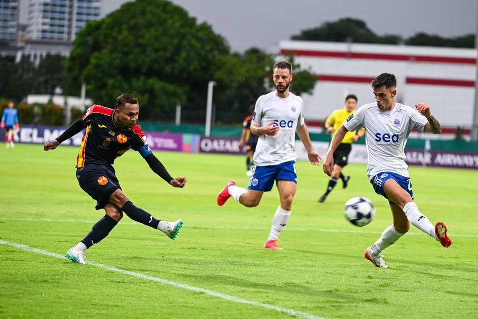 Pemain sayap Lion City Sailors, Bart Ramselaar (tengah) bergabung baik dengan bek kiri mereka, Diogo Costa (kanan) untuk kekal mengancam barisan pertahanan Selangor.