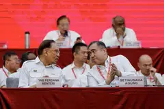 Perdana Menteri, Datuk Seri Anwar Ibrahim (kiri), berbincang sesuatu dengan Setiausaha Agung Parti Tindakan Demokratik (DAP), Encik Anthony Loke, pada Kongres Kebangsaan DAP ke-18 di Pusat Konvensyen Ideal (IDCC) pada 16 Mac.