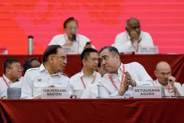 Perdana Menteri, Datuk Seri Anwar Ibrahim (kiri), berbincang sesuatu dengan Setiausaha Agung Parti Tindakan Demokratik (DAP), Encik Anthony Loke, pada Kongres Kebangsaan DAP ke-18 di Pusat Konvensyen Ideal (IDCC) pada 16 Mac.