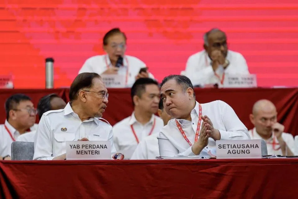 Perdana Menteri, Datuk Seri Anwar Ibrahim (kiri), berbincang sesuatu dengan Setiausaha Agung Parti Tindakan Demokratik (DAP), Encik Anthony Loke, pada Kongres Kebangsaan DAP ke-18 di Pusat Konvensyen Ideal (IDCC) pada 16 Mac.